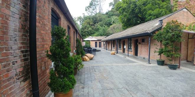 (左)保育館(右)藝術館