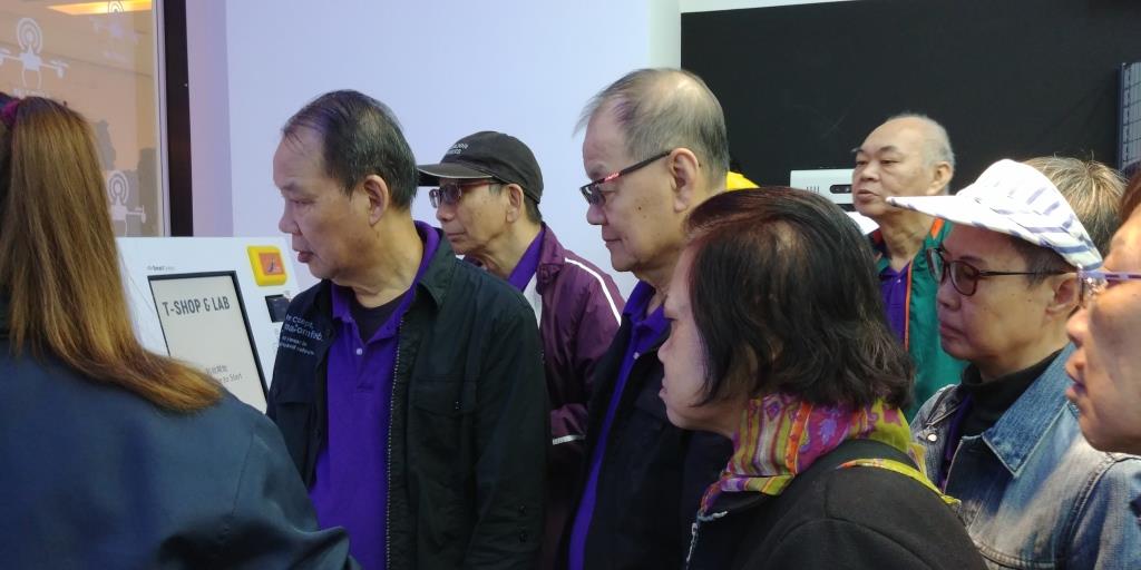 導師講述自助商店購物,使用電子錢包付款的程序