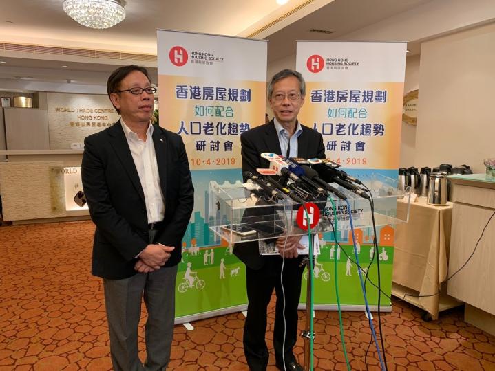 房協主席陳家樂(右)曾表示,「長者樓換樓」最快本年中公布計劃細節。(張嘉敏攝) 房協主席陳家樂(右)曾表示,「長者樓換樓」最快本年中公布計劃細節。(張嘉敏攝)