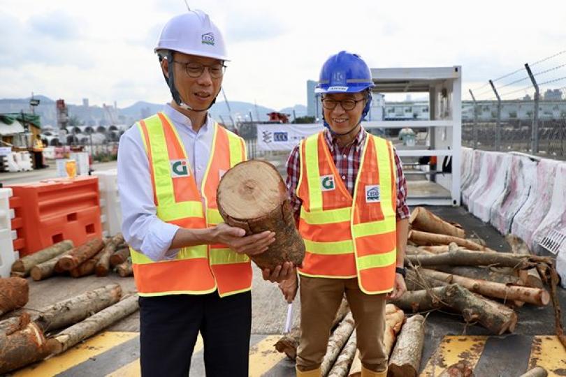 轉廢為能: 去年「山竹」襲港後,政府於啟德發展區設立臨時木料廢物收集處,供清潔和運輸工人分流、暫存塌樹等。 轉廢為能: 去年「山竹」襲港後,政府於啟德發展區設立臨時木料廢物收集處,供清潔和運輸工人分流、暫存塌樹等。