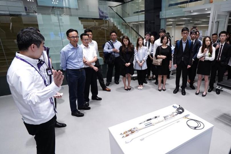 科技研發: 聶德權（左二）與學生到訪位於東莞的松山湖國際機器人產業基地，參觀一家生物醫學工程公司。