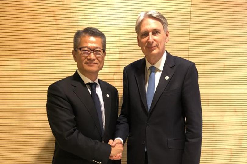 共商合作: 陳茂波（左）與英國財政大臣夏文達會面。