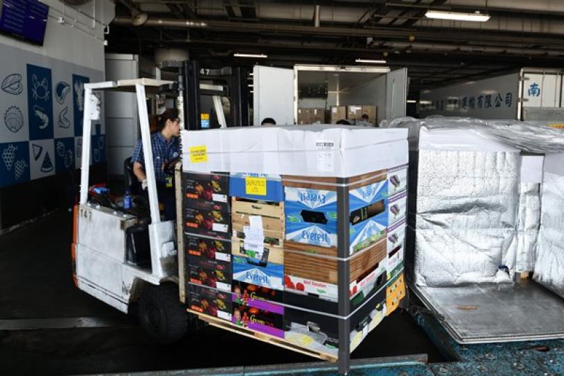 特別處理: 香港空運貨站和國泰航空服務均在貨站內設置鮮活貨物處理區域，貨物從貨機卸下後便送到這裏清關和抽檢。