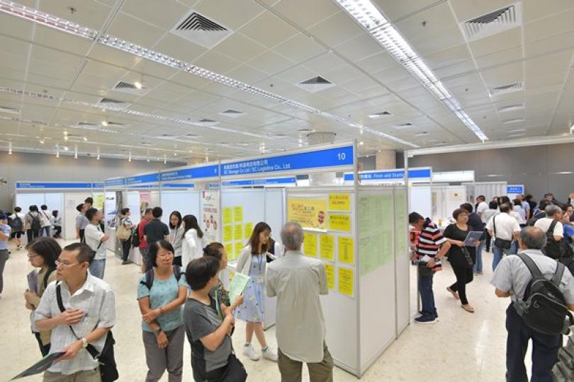 政府密切留意個別行業失業情況