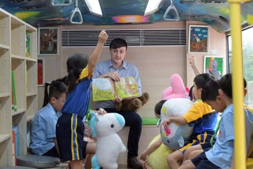 舊車重生: 車廂改裝為圖書館和活動室後舉辦不同活動，扶手等原有配件則善加保留，富有特色。