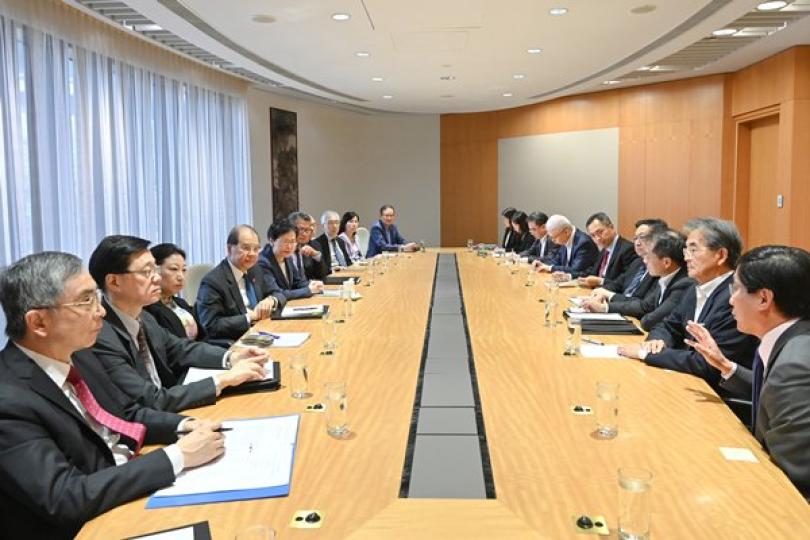 群策群力: 林鄭月娥（左五）與多位司局長、警務處處長、港鐵和機管局管理層舉行會議。