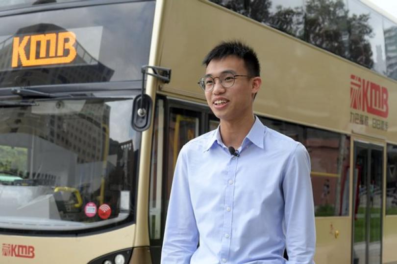 更見舒適: 九巴助理工程師張勻耀說，第二代太陽能巴士停車熄匙後仍能以太陽能供電，驅動通風系統，降低車廂溫度。