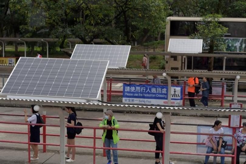 節能有法: 巴士站上蓋設太陽能板，為巴士站照明和滅蚊裝置供電。