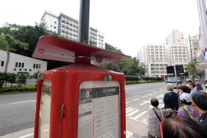 創新站柱: 首支太陽能巴士站柱已正式啟用，採用自動感應，燈泡隨天色變暗而亮起。