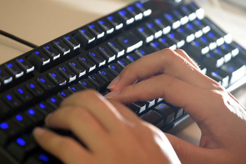 政府強烈譴責起底行為