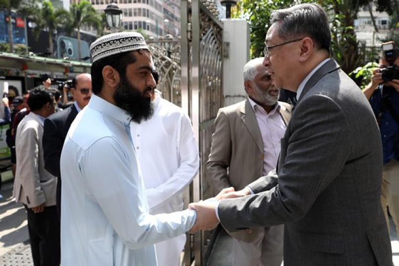 警方就特別用途車誤射清真寺致歉