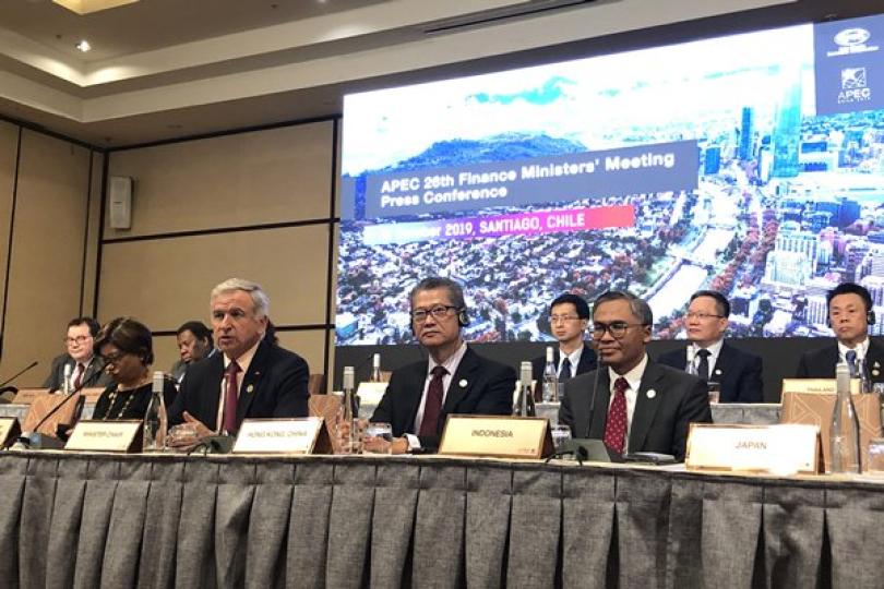 財長聚首:  陳茂波（前排右二）在智利聖地亞哥出席亞太區經濟合作組織財政部長會議後的聯合記者會，記者會由會議主席智利財政部長費利佩‧拉臘（前排左二）主持。