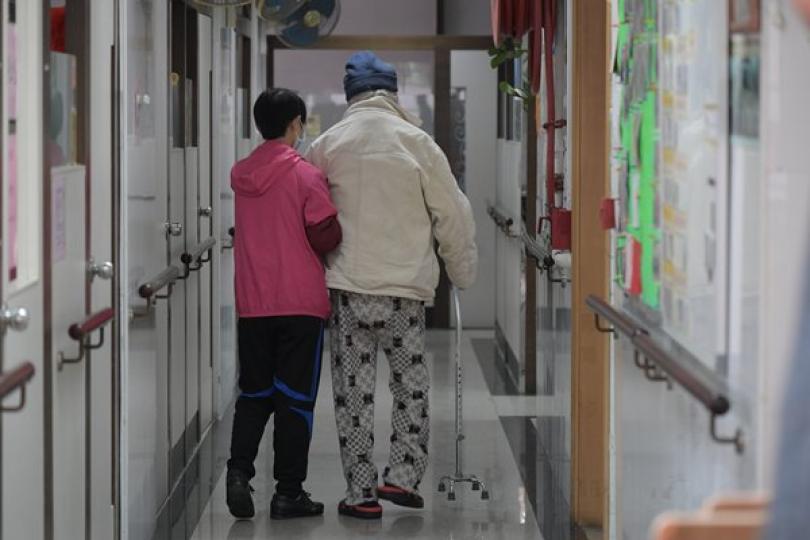 羅致光網誌談安老服務人手