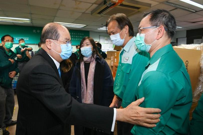 張建宗視察香港郵政處理口罩郵件