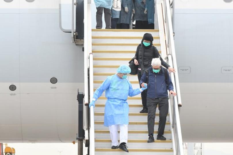 106名日郵輪港人乘包機抵港 106名日郵輪港人乘包機抵港