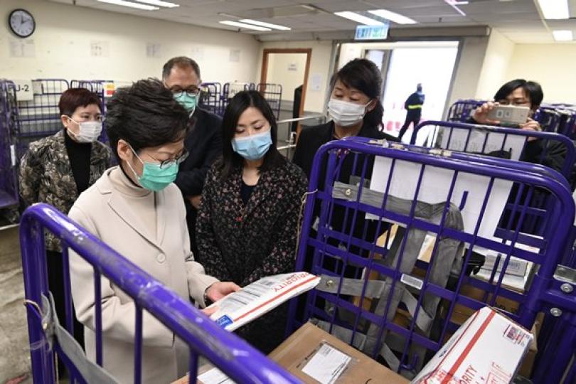 特首讚揚郵政服務以民為本 特首讚揚郵政服務以民為本