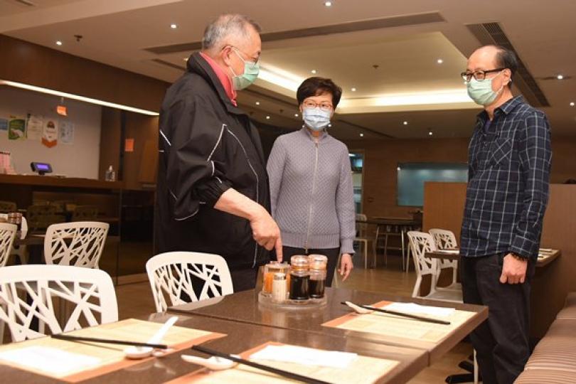 特首視察食肆加強社交距離措施 特首視察食肆加強社交距離措施