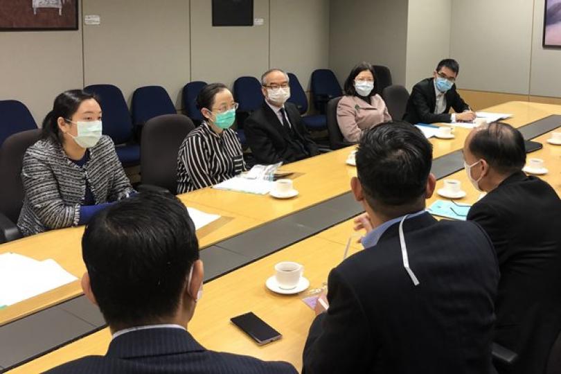 聆聽:  劉江華(後排中)與物業管理、清潔和保安業界代表會面,聆聽他們對優化物業管理業界抗疫支援計劃的意見。 聆聽:  劉江華(後排中)與物業管理、清潔和保安業界代表會面,聆聽他們對優化物業管理業界抗疫支援計劃的意見。
