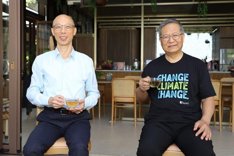及早應對:  黃錦星（左）與氣象學會發言人梁榮武會面，討論減碳大勢，應對氣候變化。   