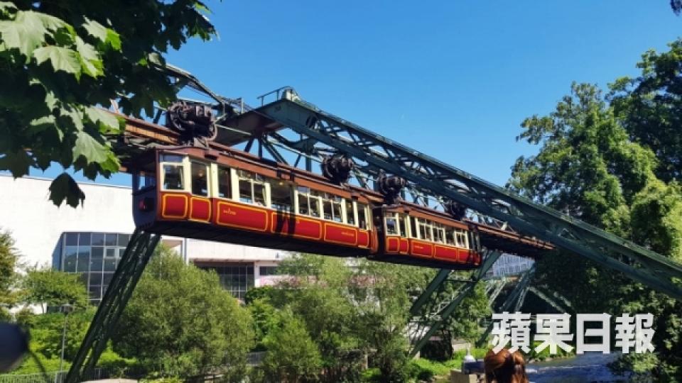 德國小城空中列車 似過山車有離心力?4
